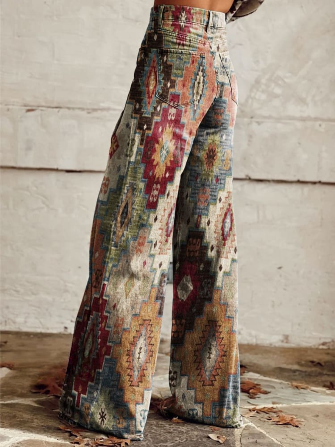 Pantalón palazzo boho Dakota de Vega Madrid, con estampado colorido y estilo relajado, en tela ligera y cómoda.