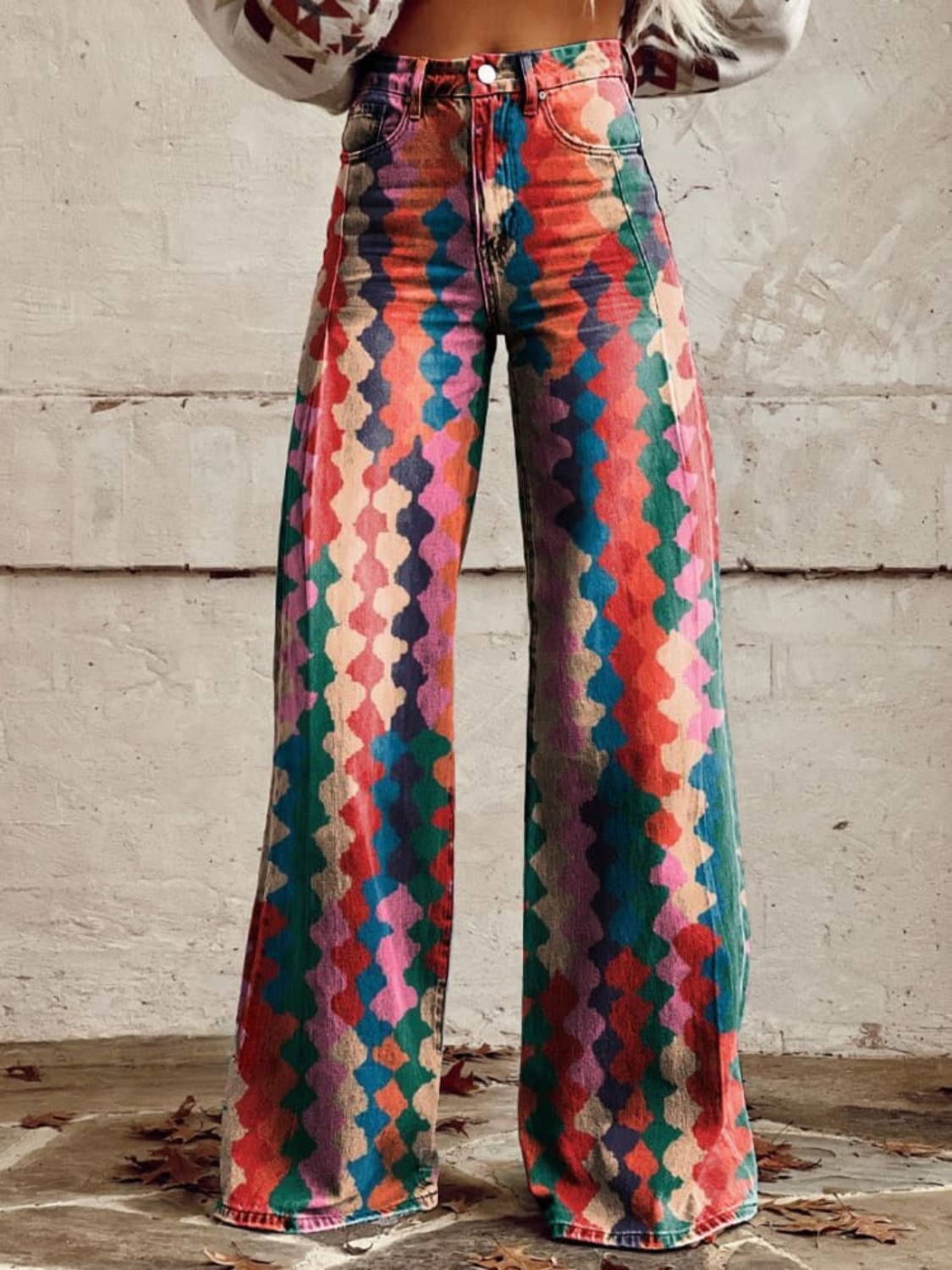 Pantalón geométrico vintage Amalia de Vega Madrid con estampado colorido y diseño elegante, visto en la imagen.