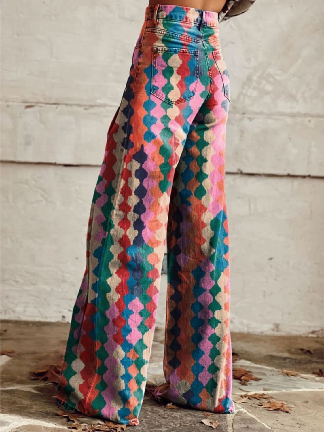 Pantalón geométrico vintage Amalia de Vega Madrid, con diseño colorido y estilo retro, en tela de alta calidad.