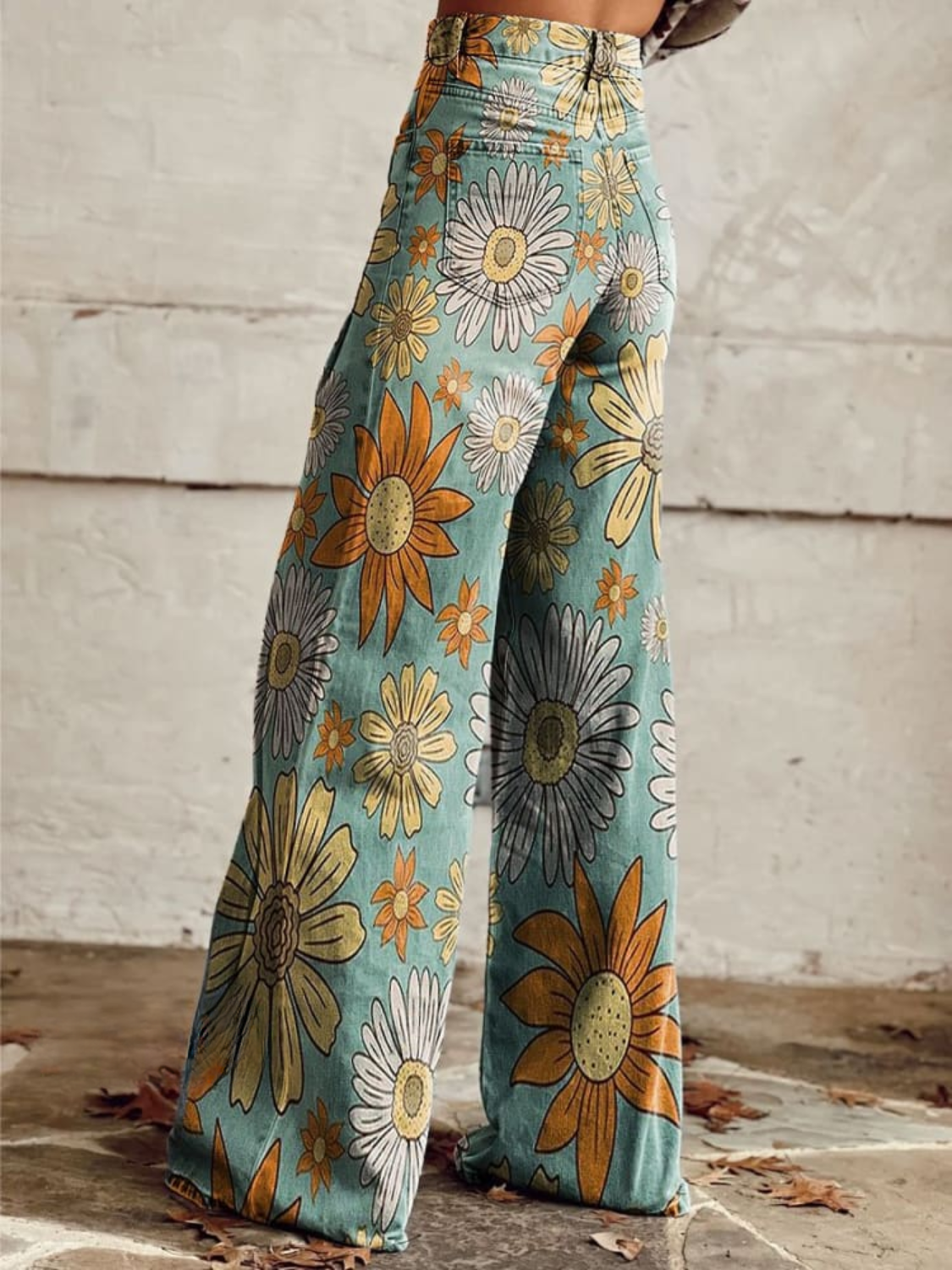 Pantalón palazzo floral Cirilla de Vega Madrid con diseño colorido y estampado floral, tela ligera y estilo elegante.