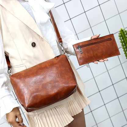 Conjunto elegante de piel Addison de Vega Madrid, con detalles en diseño sofisticado y corte ajustado en color neutro.