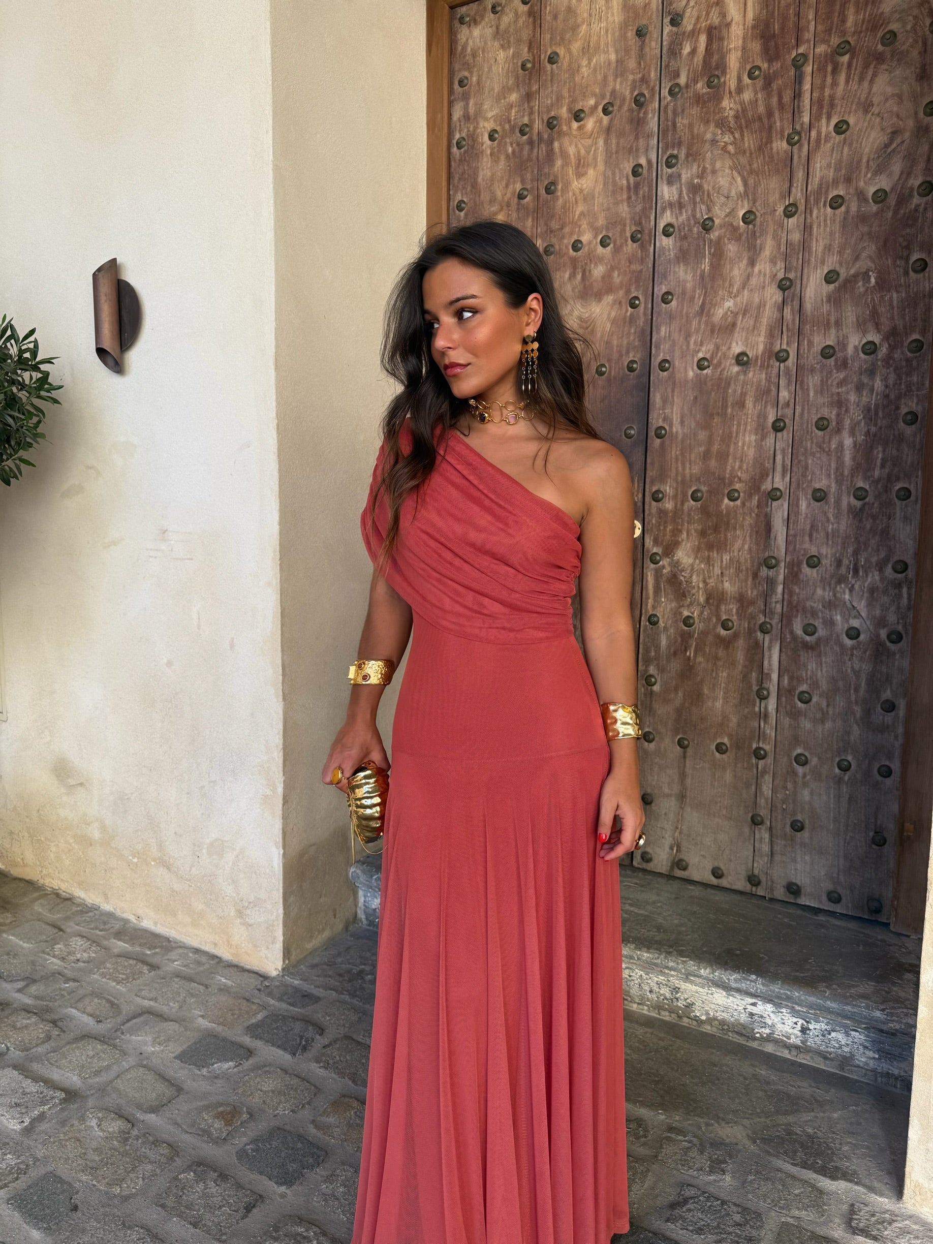 Vestido Marbella Adriana de Vega Madrid en color vibrante, con diseño elegante y detalles de moda.