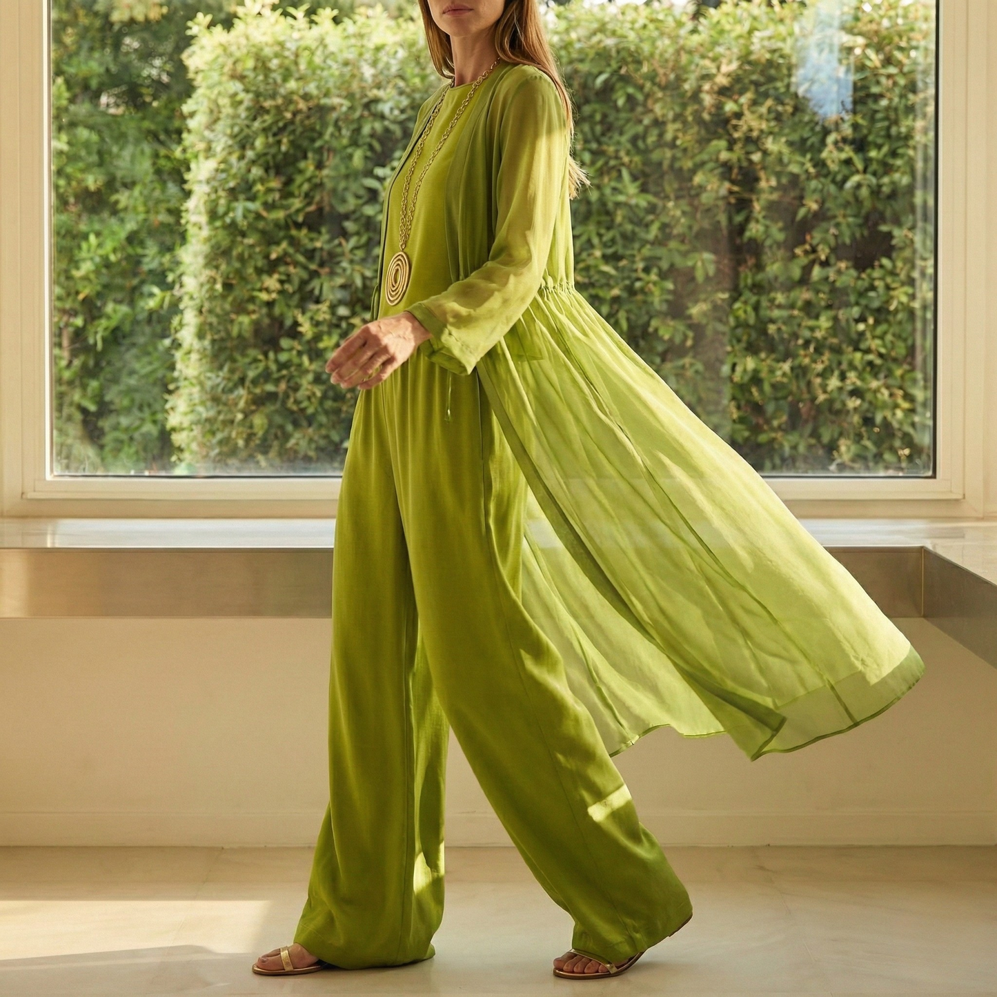 Conjunto fluido de tres piezas Aitana de Vega Madrid, ropa elegante y cómoda en tonos neutros.