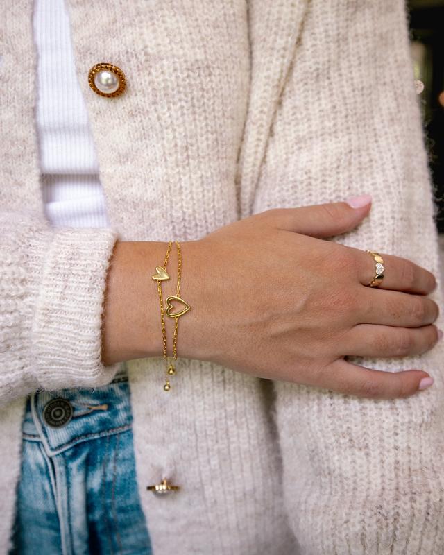 Pulsera Adelaida de Vega Madrid con corazones a juego, diseño elegante en plata con detalles de corazones en la pulsera.