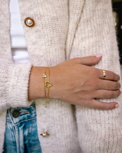 Pulsera Adelaida de Vega Madrid con corazones a juego, diseño elegante en plata con detalles de corazones en la pulsera.