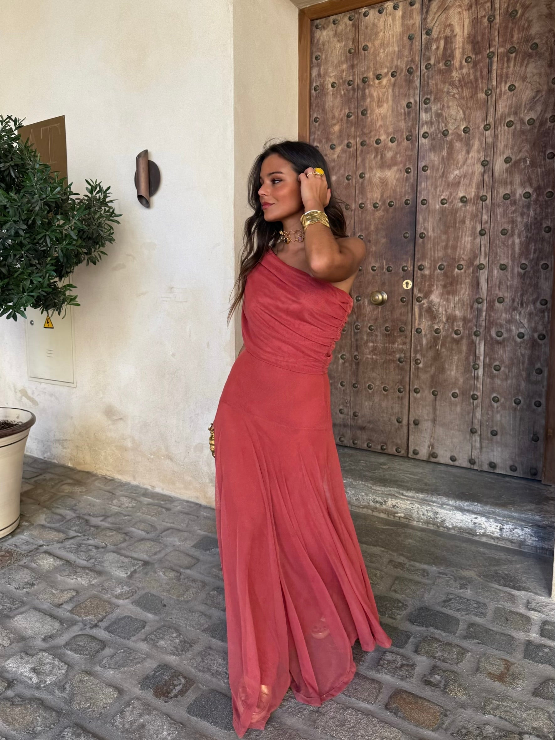 Vestido Marbella Adriana de Vega Madrid, diseño elegante en tela ligera con detalles florales en colores vibrantes.