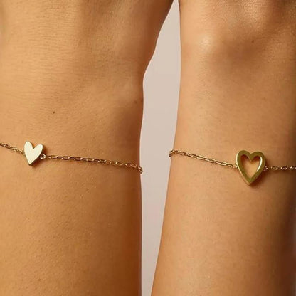 Pulsera Adelaida de Vega Madrid con corazones a juego en plata, diseño elegante y delicado, visible en la imagen.