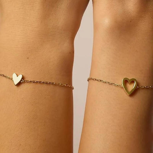Pulsera Adelaida de Vega Madrid con corazones a juego en plata, diseño elegante y delicado, visible en la imagen.
