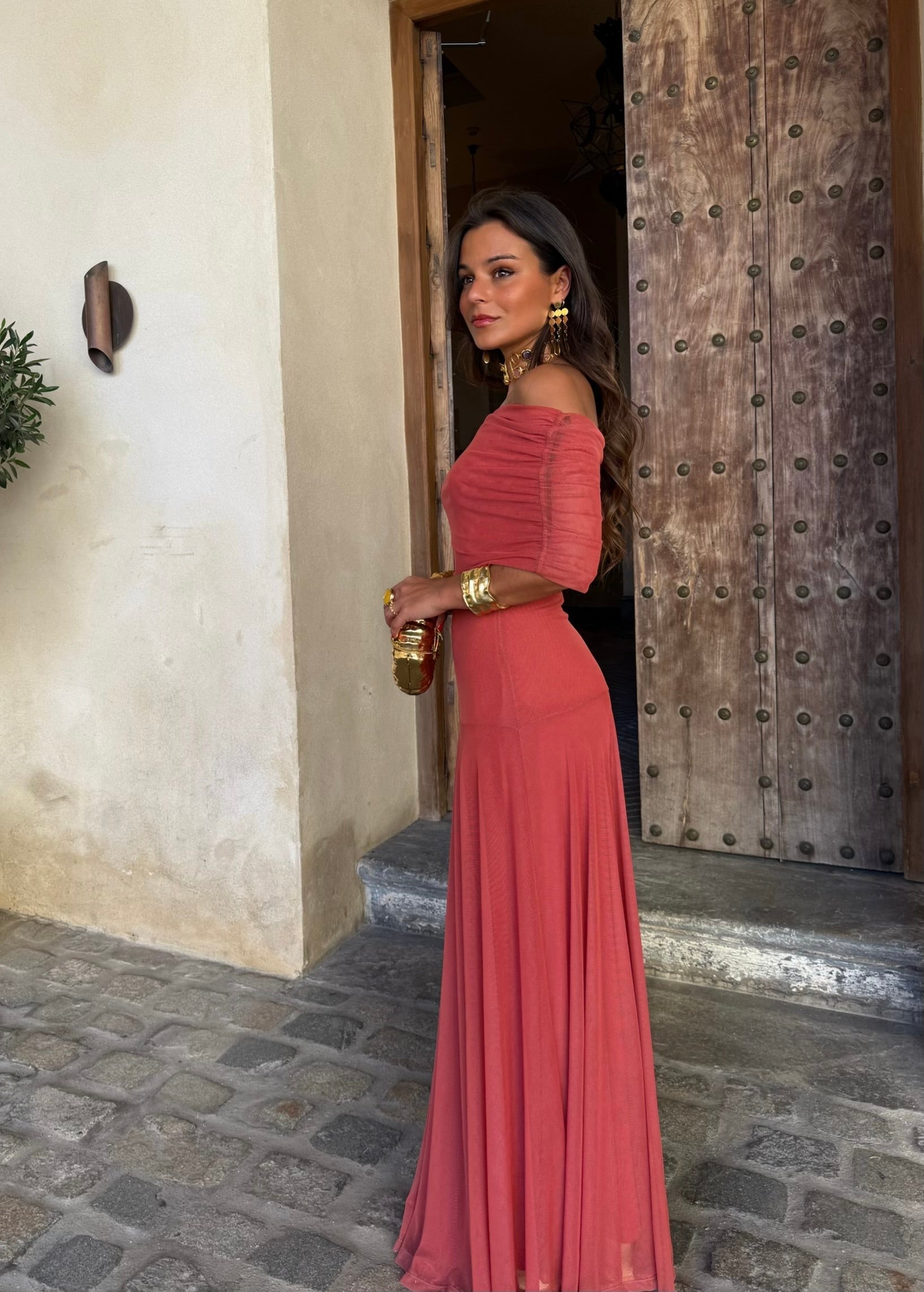 Vestido Marbella Adriana de Vega Madrid en color claro, con detalles de encaje y escote elegante, para ocasiones especiales.