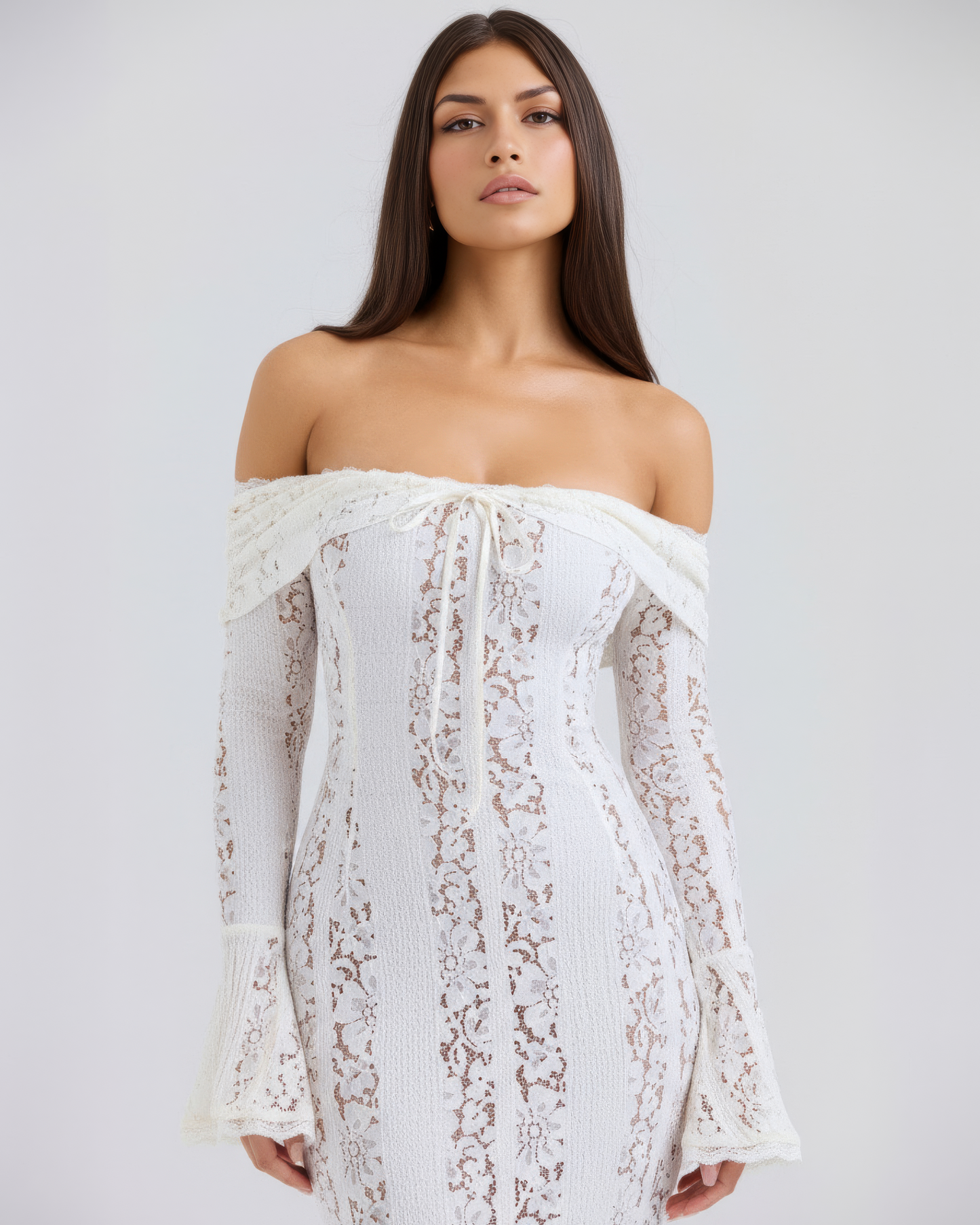 Vestido largo elegante Alessandra de Vega Madrid con diseño sofisticado y detalles en tonos topacio en la parte superior.