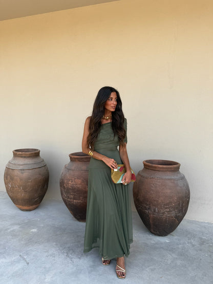 Vestido Marbella Adriana de Vega Madrid, con diseño elegante y detalles en la tela, en colores vibrantes y estilo moderno.