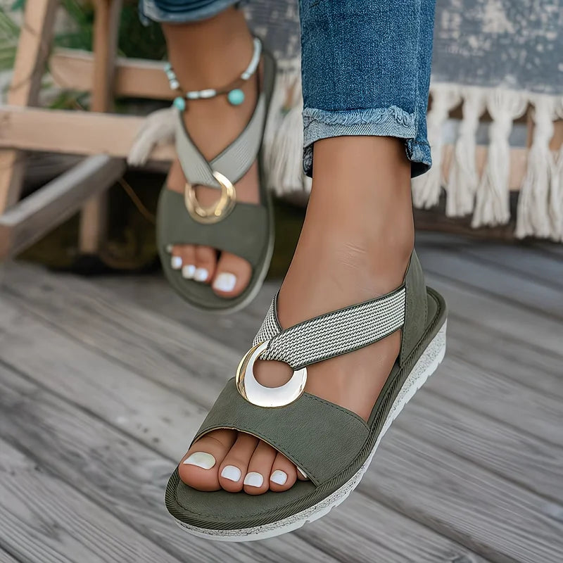Sandalia costera Aina de Vega Madrid con tiras y diseño elegante, ideal para verano y paseos junto al mar.