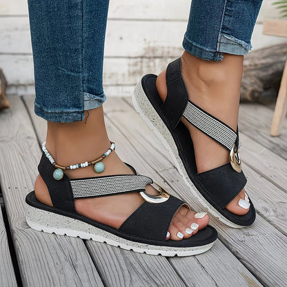 Sandalia costera Aina de Vega Madrid con detalles en anillo y diseño casual para verano, vista frontal en color neutro.