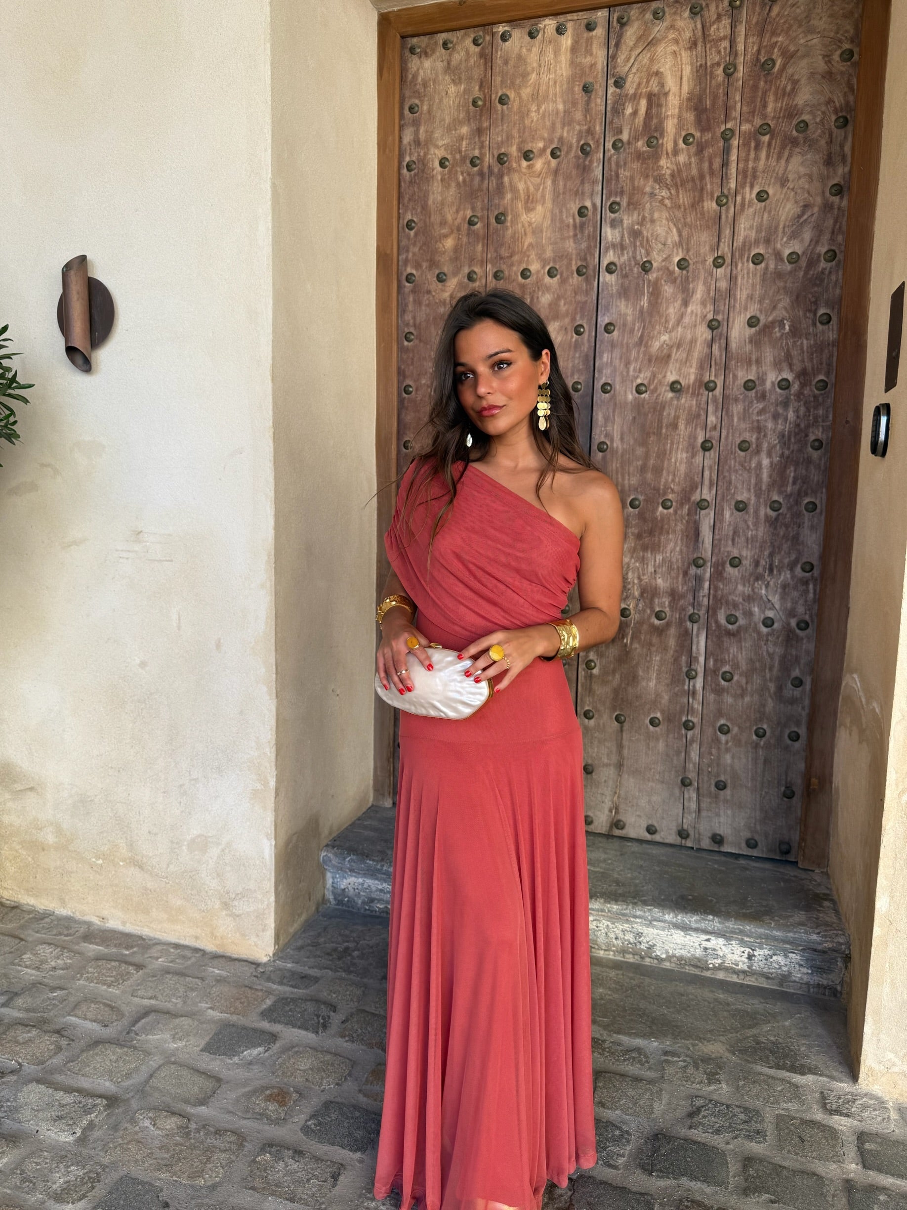Vestido Marbella Adriana de Vega Madrid con diseño elegante y detalles en tela ligera, perfecto para ocasiones especiales.
