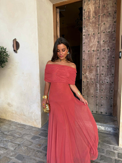 Vestido Marbella Adriana de Vega Madrid en color brillante, con diseño elegante y detalles de moda para ocasiones especiales.