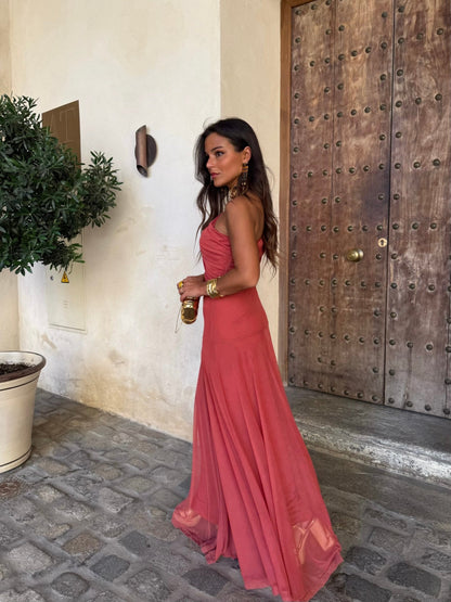 Vestido Marbella Adriana de Vega Madrid, vestido largo con detalles elegantes y color vibrante en la imagen.