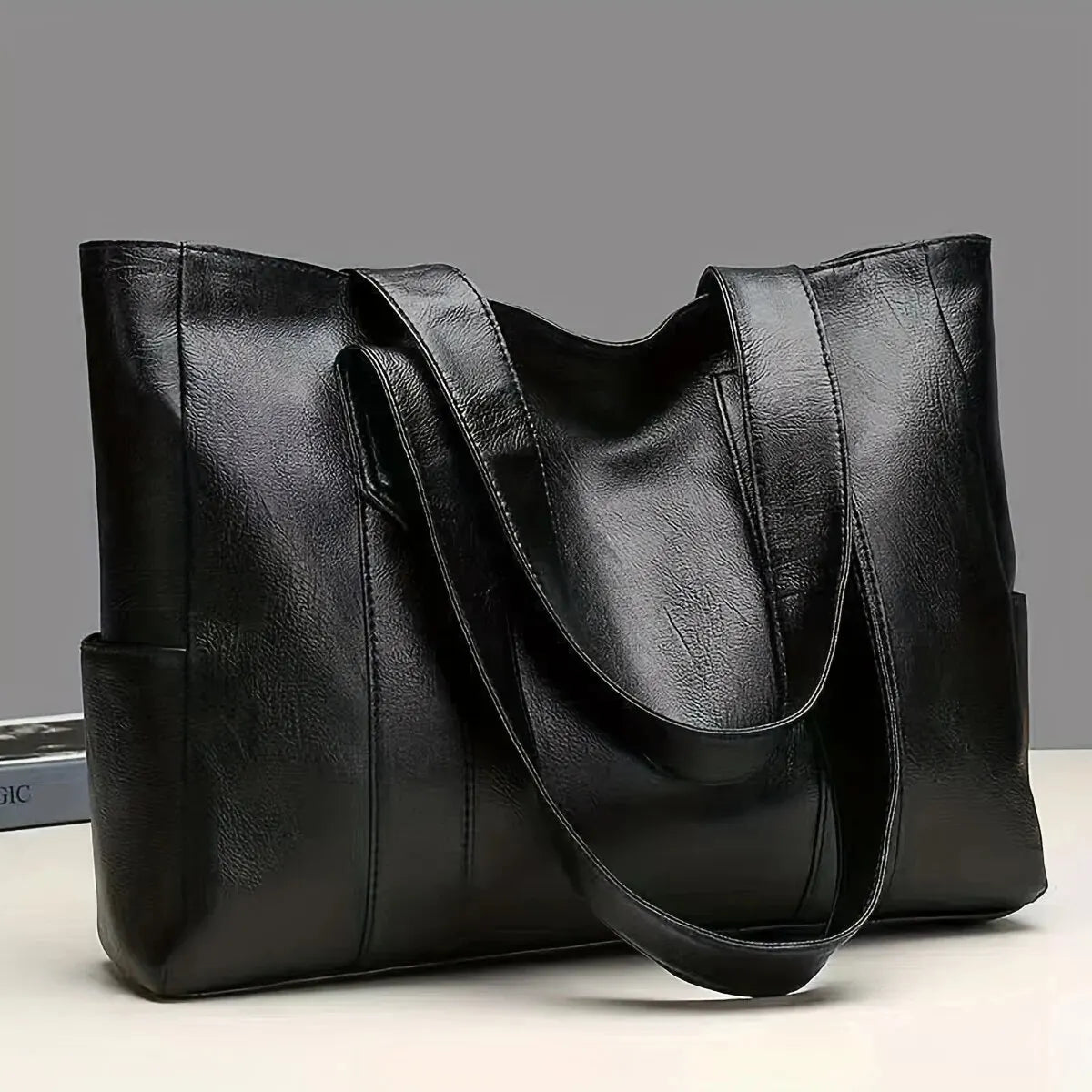 Bolso tote de piel Abigail de Vega Madrid, con asas elegantes y diseño clásico en color marrón.