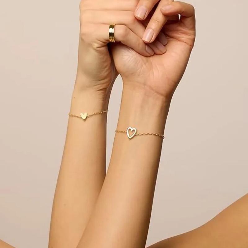 Pulsera Adelaida de Vega Madrid con corazones a juego, diseño elegante en plata con detalles de corazones.