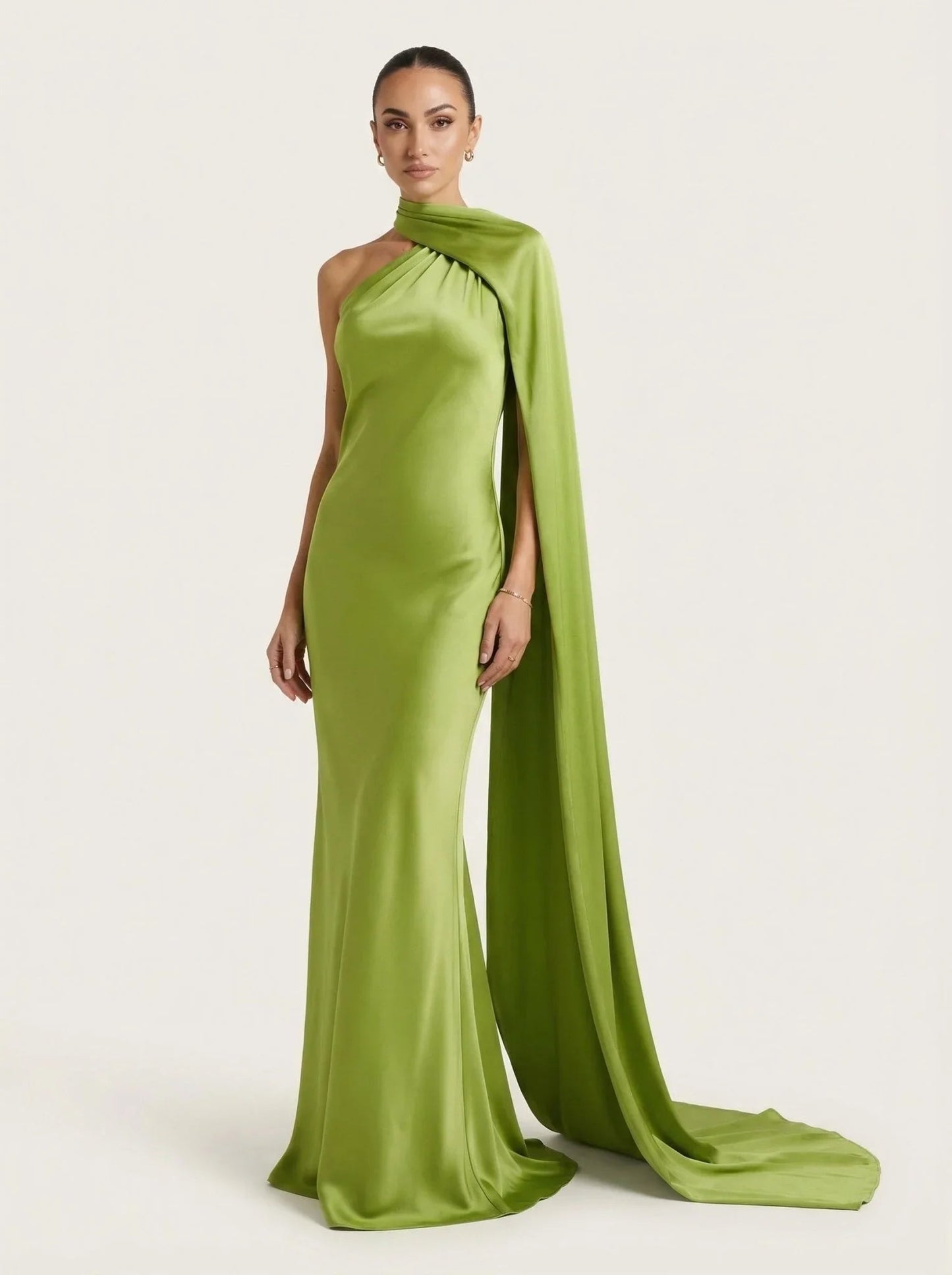 Vestido Mistral Aurora de Vega Madrid, vestido largo con diseño elegante y detalles en tonos suaves, mostrando la prenda en vista frontal.