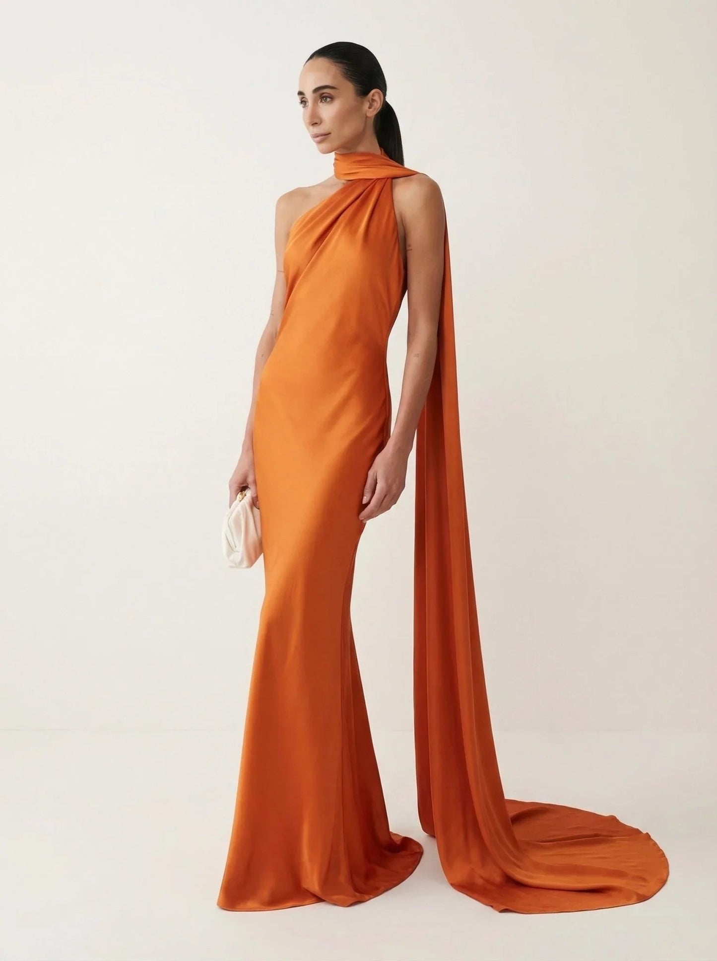 Vestido Mistral Aurora de Vega Madrid con diseño elegante y detalles en tela ligera en color vibrante.