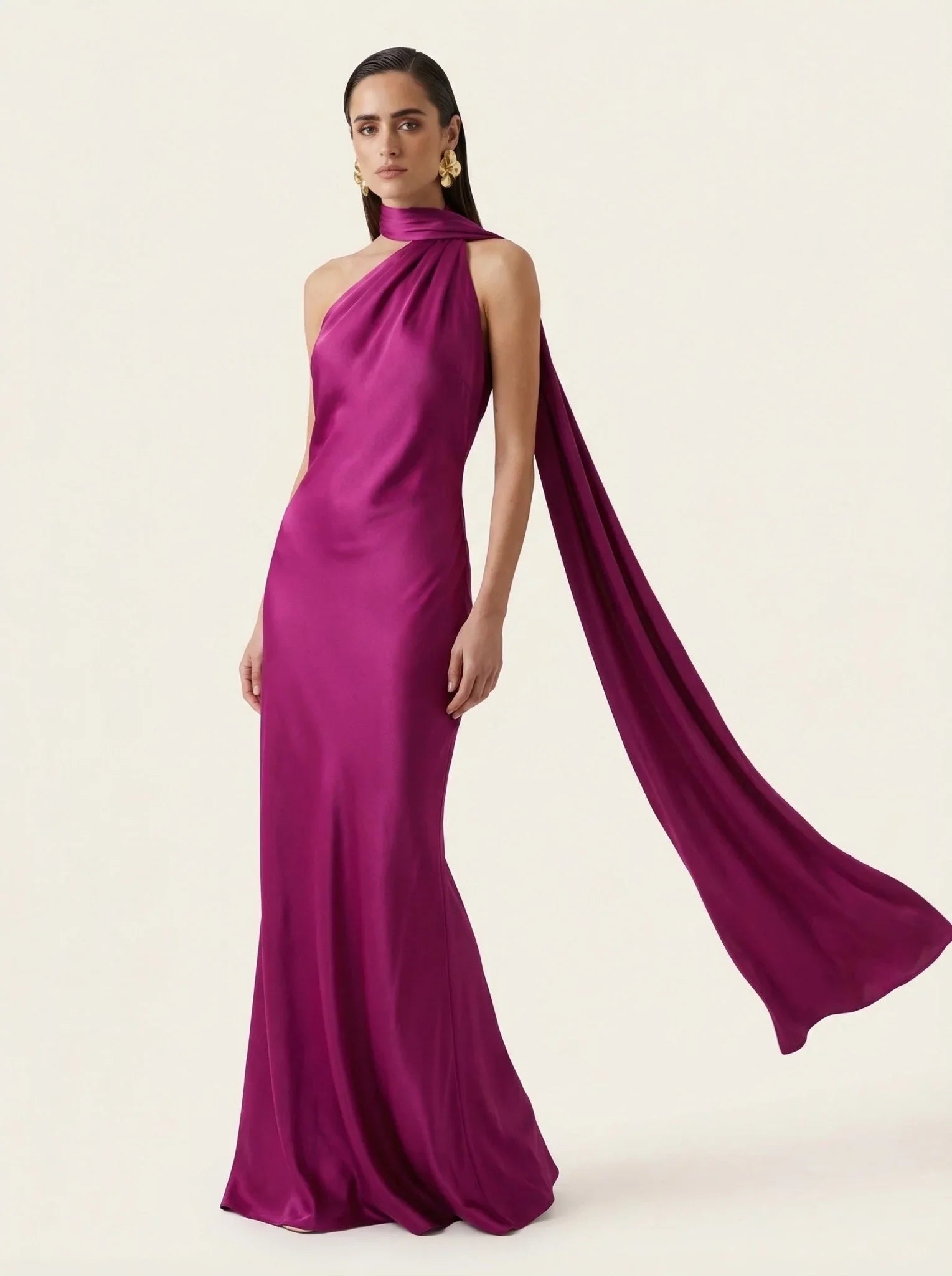 Vestido Mistral de Vega Madrid, vestido largo azul con detalles florales y escote en V, en un fondo neutro.