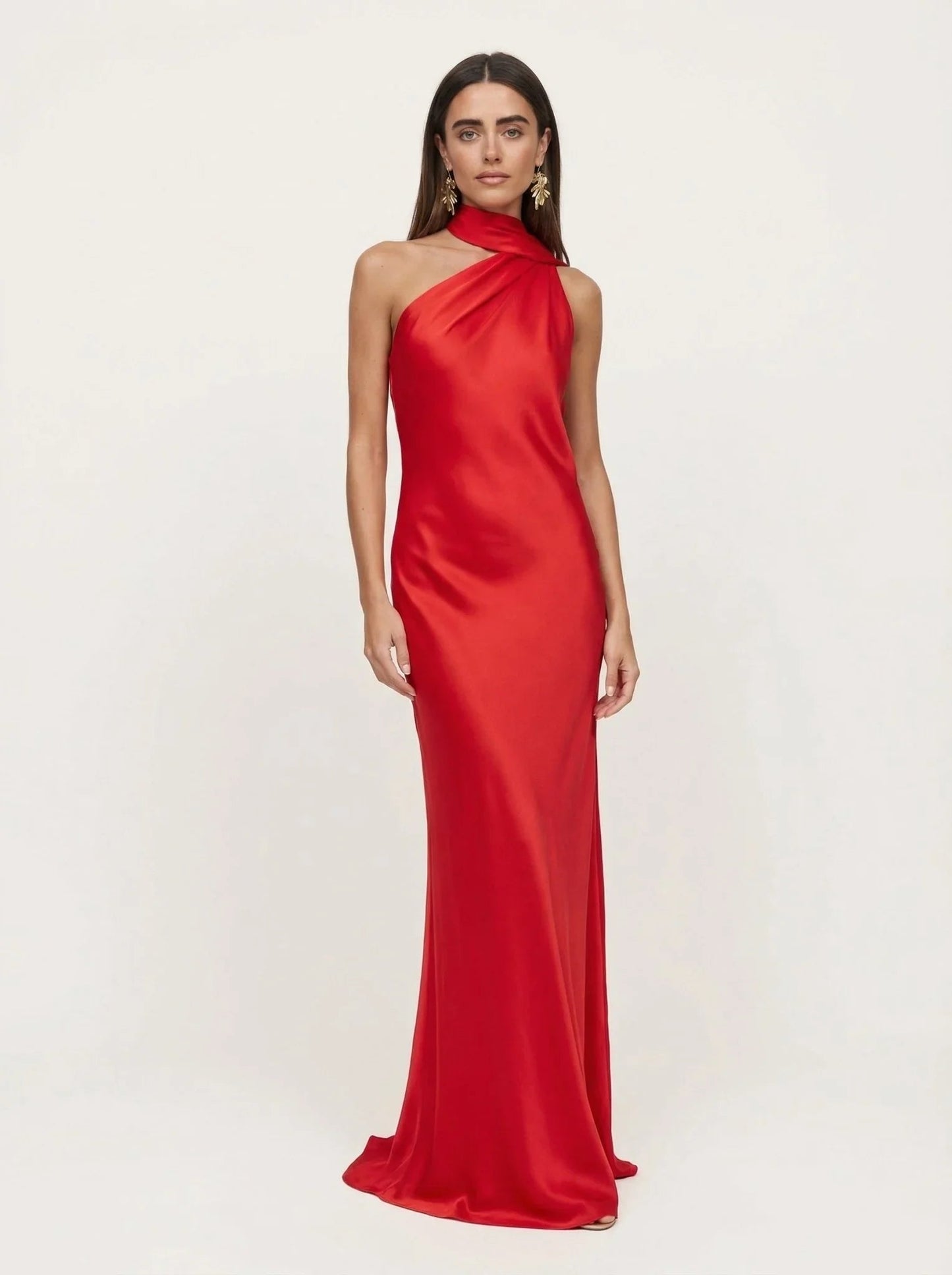 Vestido Mistral de Vega Madrid con diseño elegante y detalles en tela suave, perfecto para ocasiones especiales.